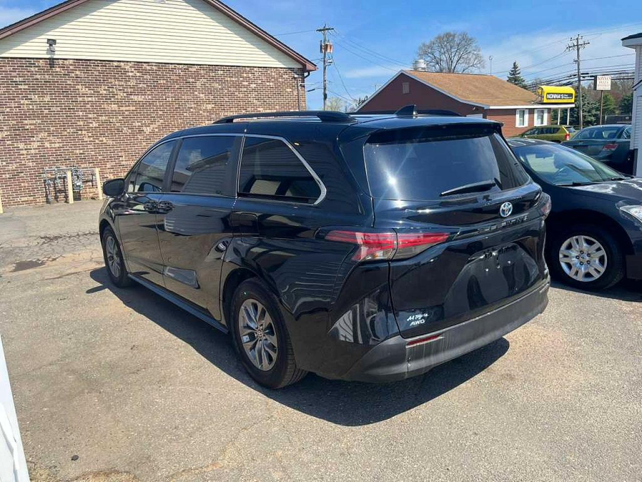 2024 Toyota Sienna VIN 5TDKSKFC5RS119205 photo 2