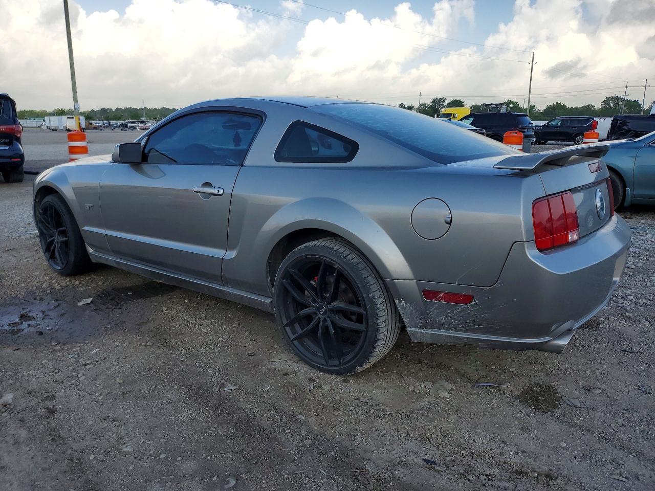 2008 Ford Mustang VIN 1ZVHT82H485176413 photo 2