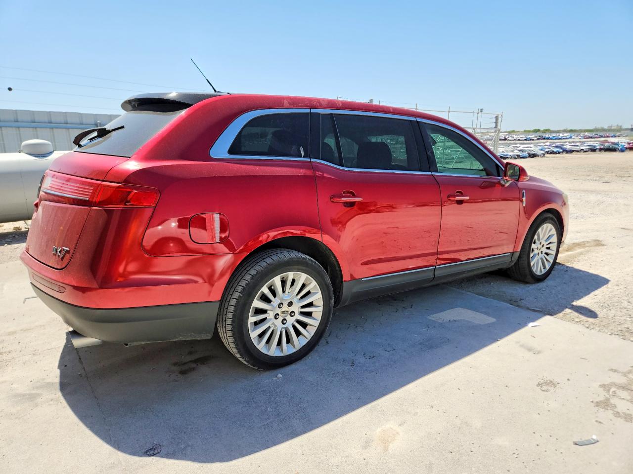 2011 Lincoln Mkt VIN 2LMHJ5FR3BBJ54142 photo 3