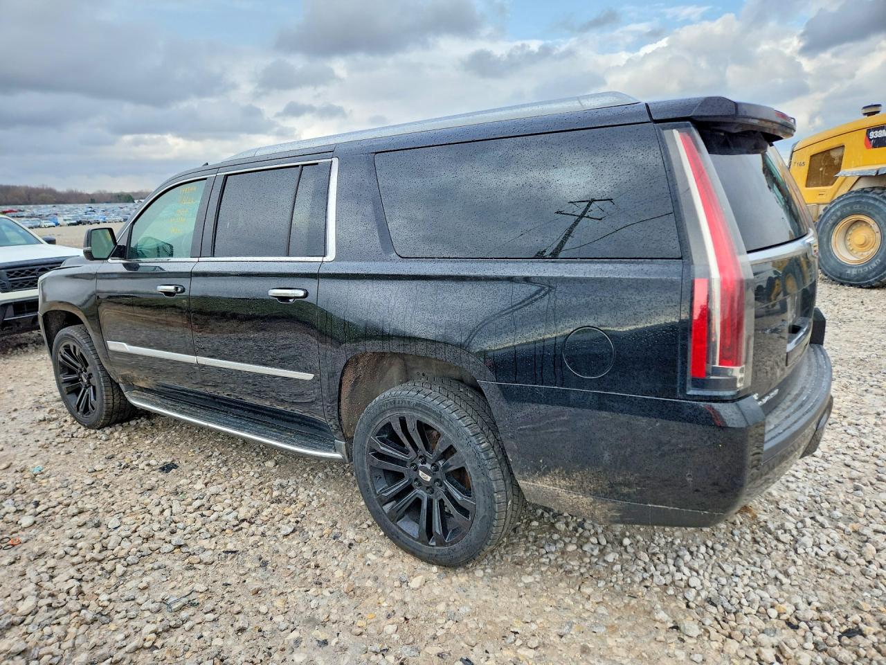 2017 Cadillac Escalade VIN 1GYS3HKJ7HR111084 photo 2