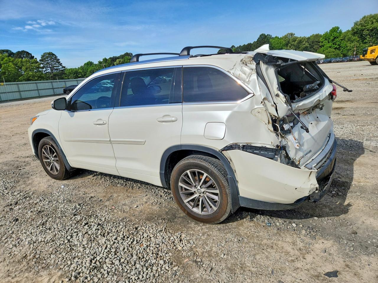 2018 Toyota Highlander VIN 5TDKZRFH4JS533077 photo 2