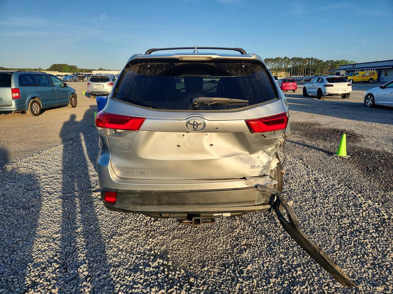 2017 Toyota Highlander VIN 5TDJZRFHXHS409658 photo 6