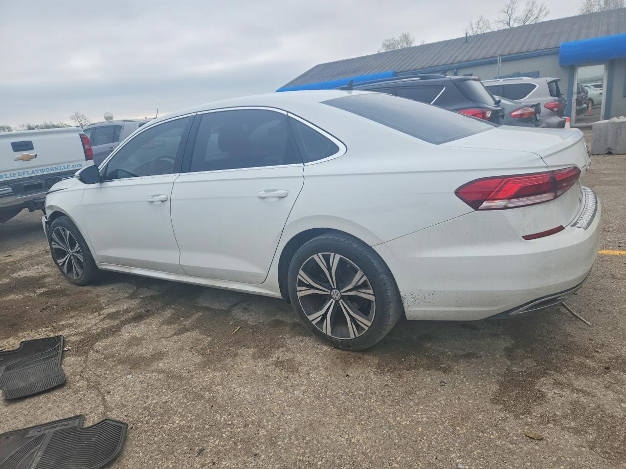 2022 Volkswagen Passat VIN 1VWSA7A39NC000475 photo 2