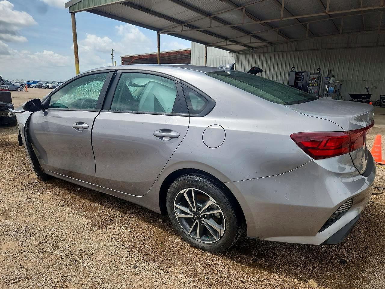 2024 Kia Forte lxs VIN 3KPF24AD8RE792528 photo 2