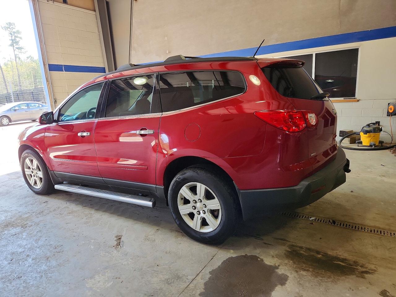 2012 Chevrolet Traverse VIN 1GNKVGED0CJ124824 photo 2