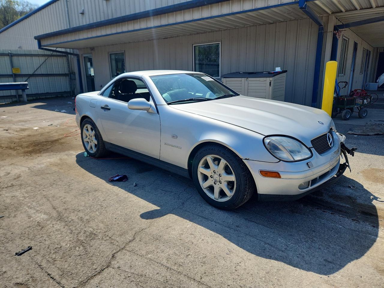 1999 Mercedes-Benz Slk-class VIN WDBKK47F0XF093676 photo 4