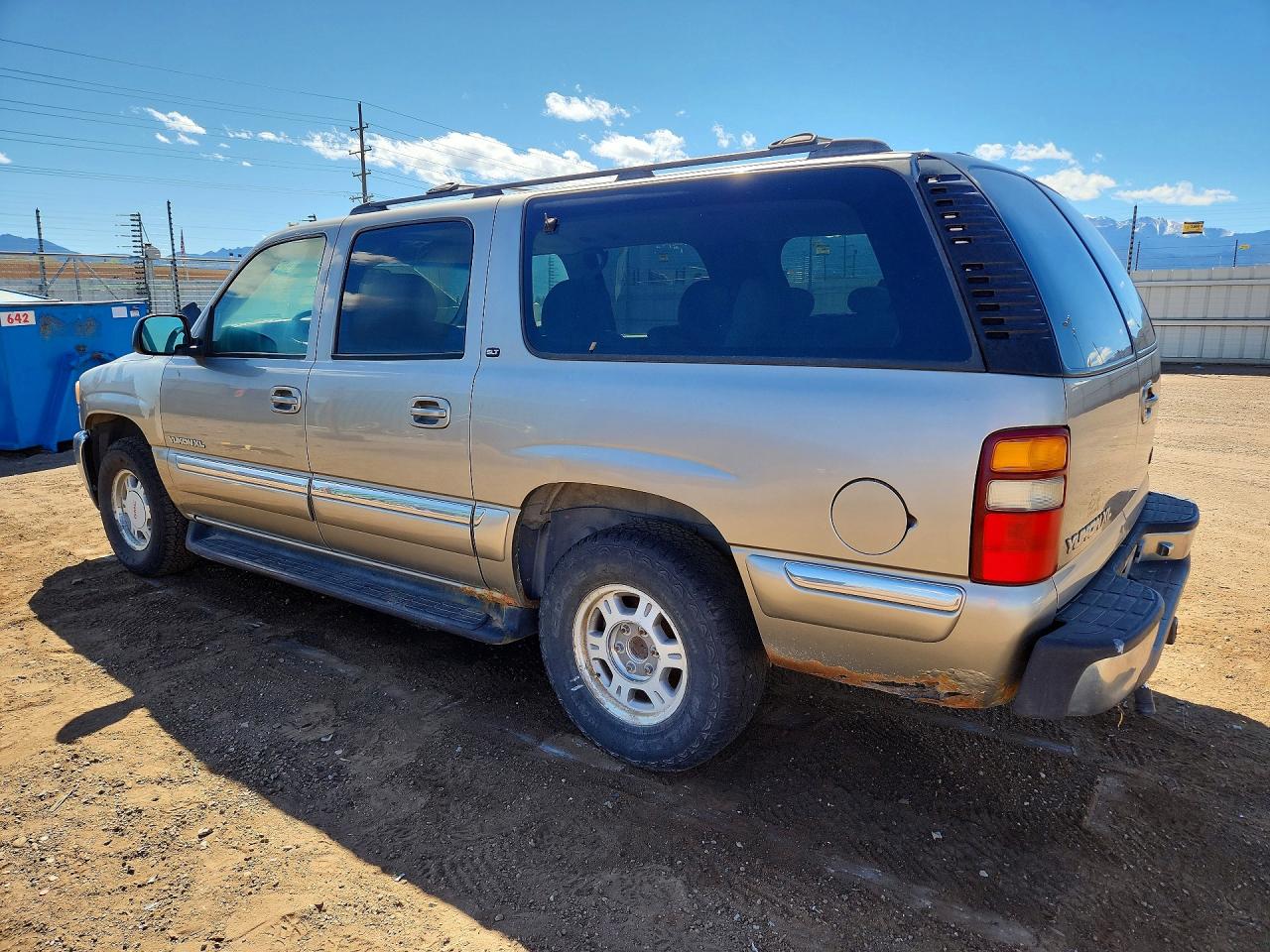 2000 GMC Yukon VIN 3GKEC16T0YG201560 photo 2