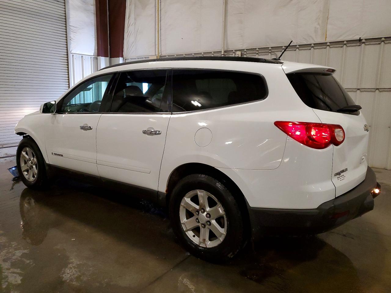2009 Chevrolet Traverse VIN 1GNEV23D59S151085 photo 2