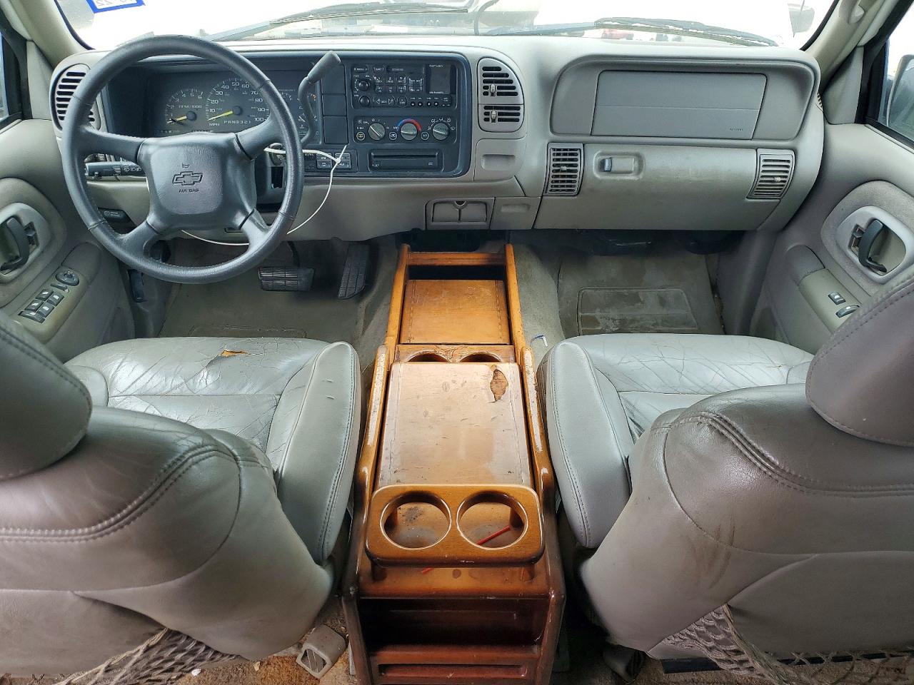 1999 Chevrolet Suburban VIN 1GNFK16R2XJ440152 photo 8
