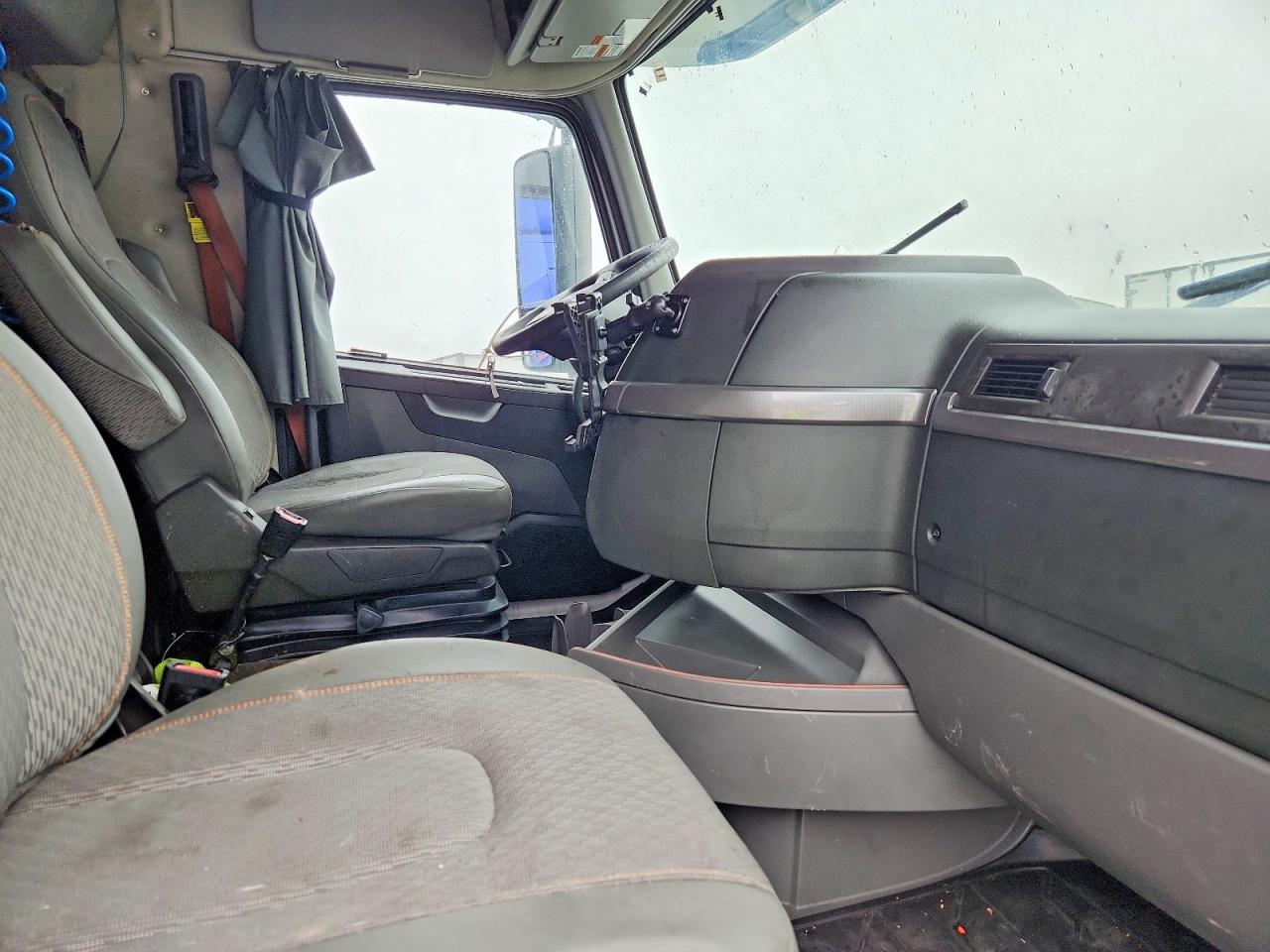 2020 Volvo Vn VIN 4V4NC9EH3LN263711 photo 5