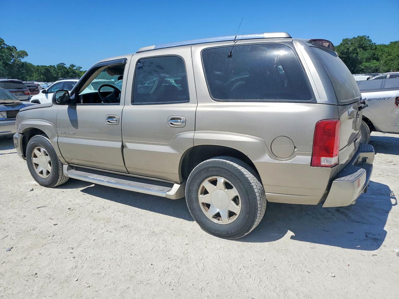 2002 Cadillac Escalade VIN 1GYEK63N62R111221 photo 2