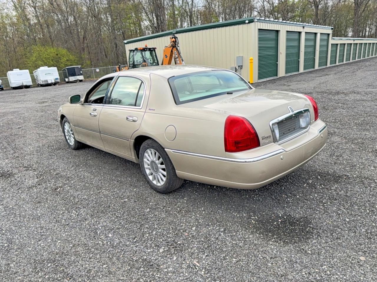 2005 Lincoln Towncar VIN 1LNHM81W35Y668923 photo 3
