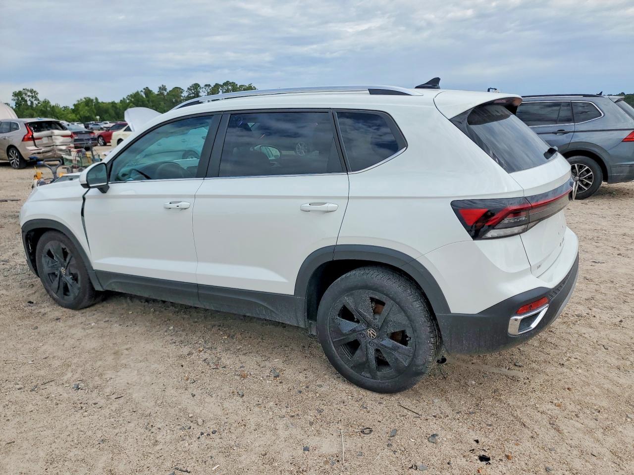 2025 Volkswagen All other VIN 3VVEC7B25SM004339 photo 2