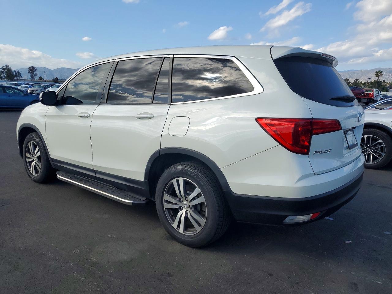 2018 Pilot VIN 5FNYF5H34JB027430 photo 2