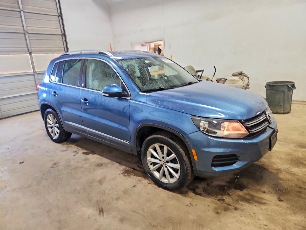 2017 Volkswagen Tiguan VIN WVGRV7AX8HK025608 photo 4