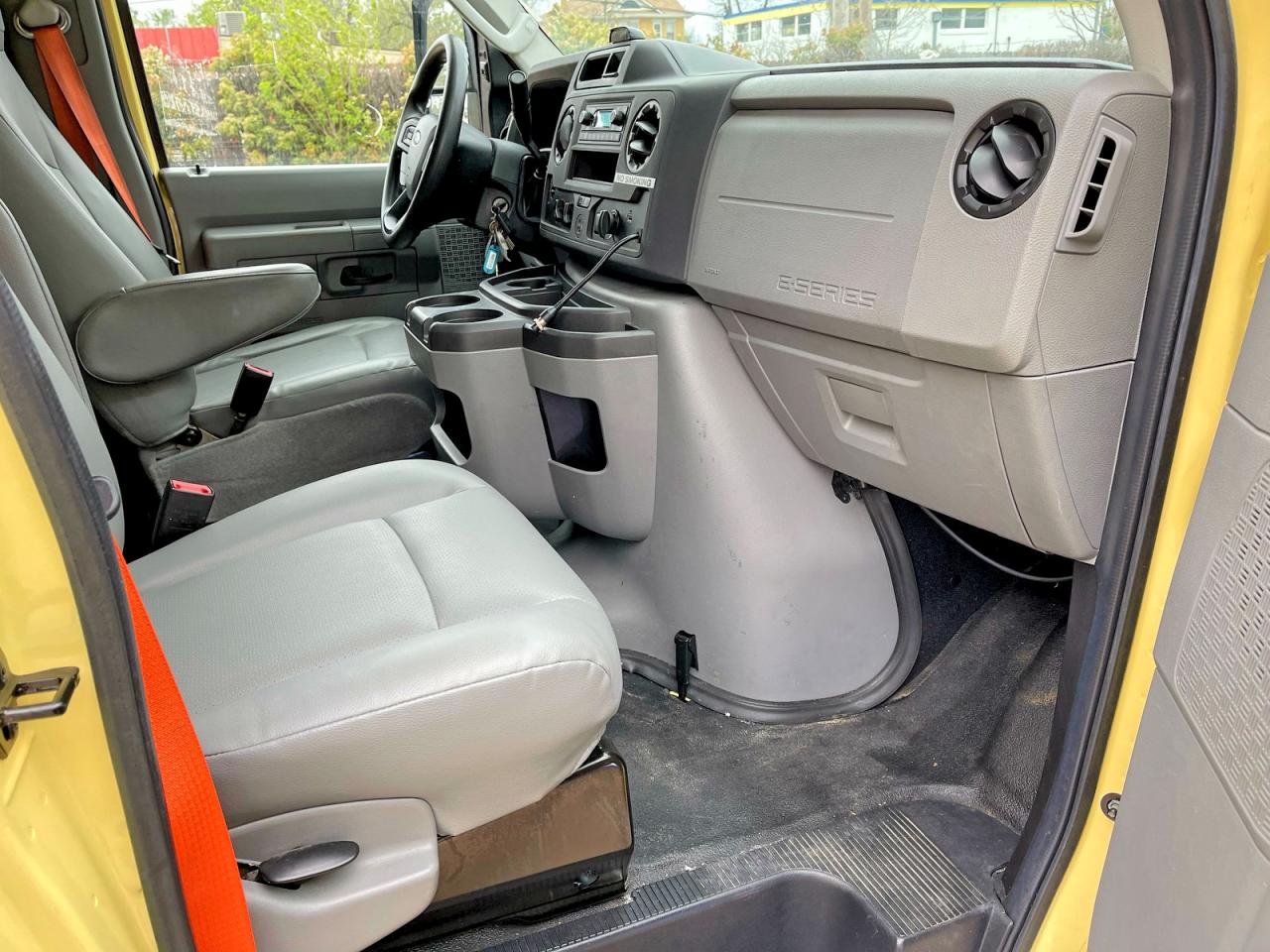 2021 Ford Econoline VIN 1FDXE4FN8MDC34245 photo 5