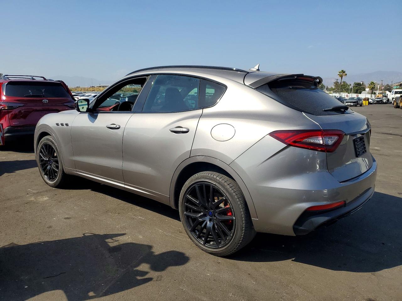 2019 Maserati Levante VIN ZN661YUS0KX323555 photo 2