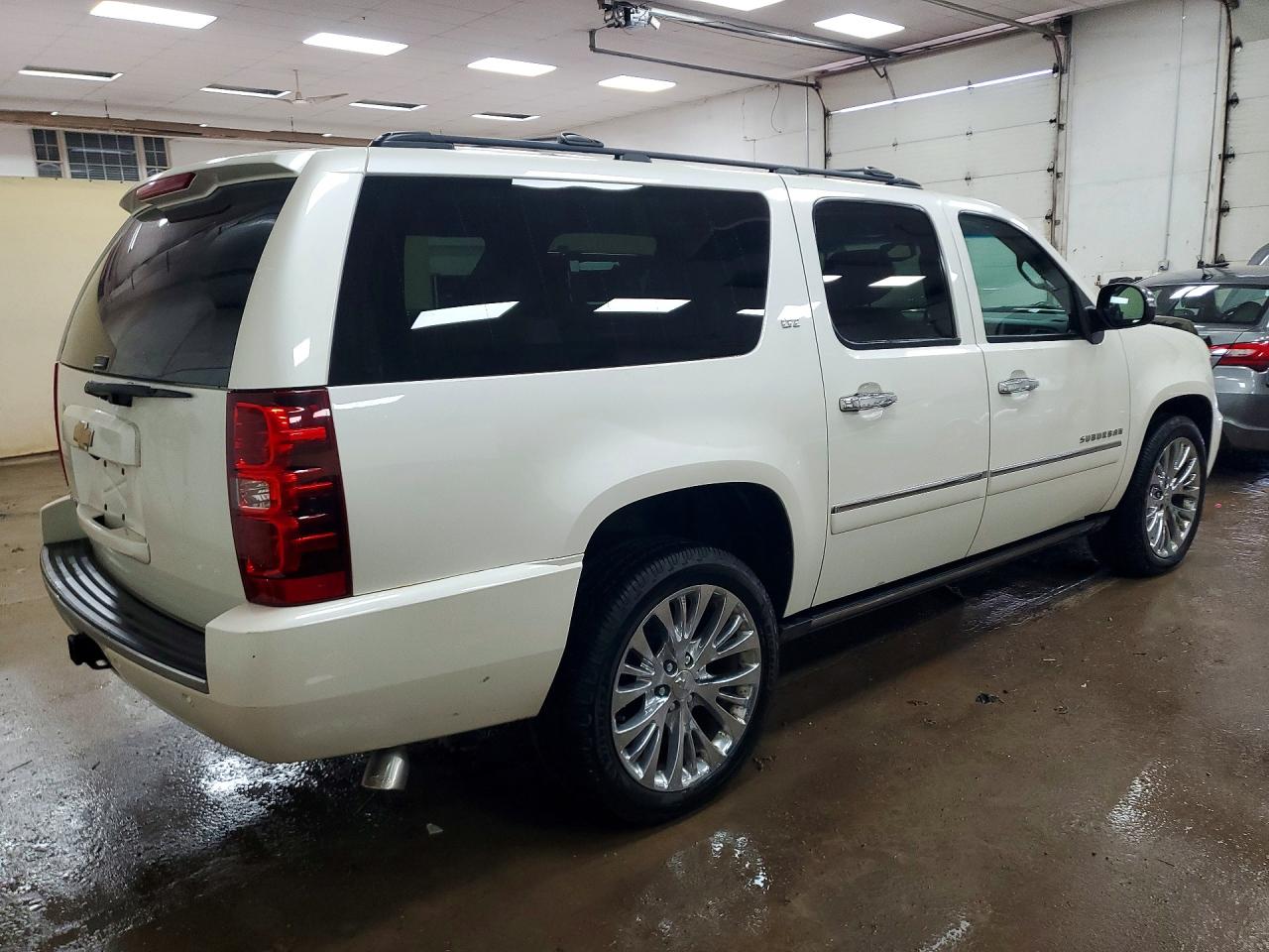 2014 Chevrolet Suburban VIN 1GNSKKE7XER164189 photo 3