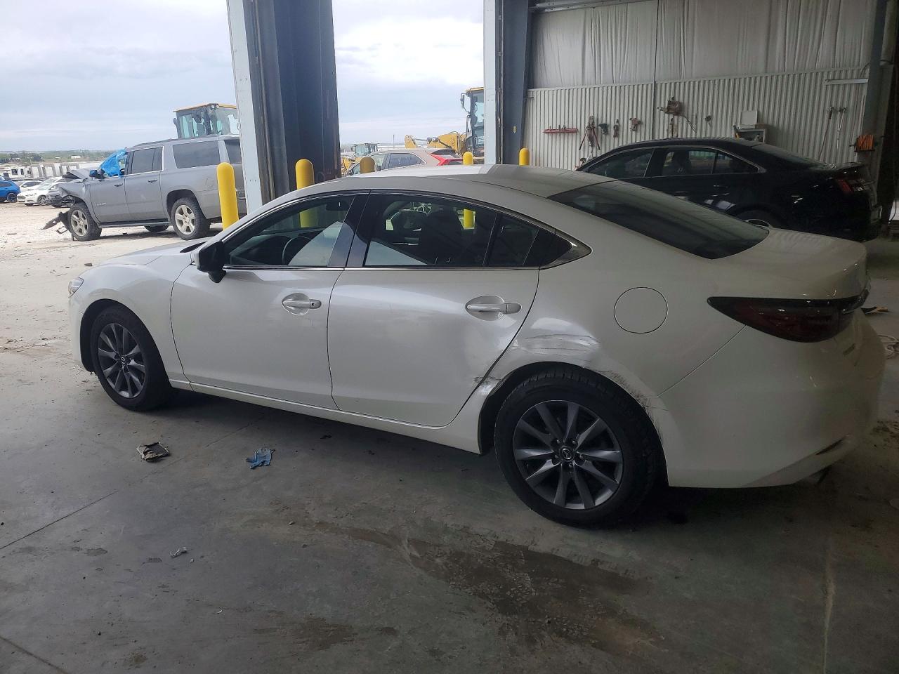 2018 Mazda 6 VIN JM1GL1UM8J1311857 photo 2