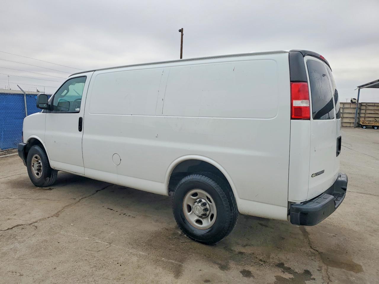 2019 CHEV Express VIN 1GCWGAFPXK1372099 photo 2