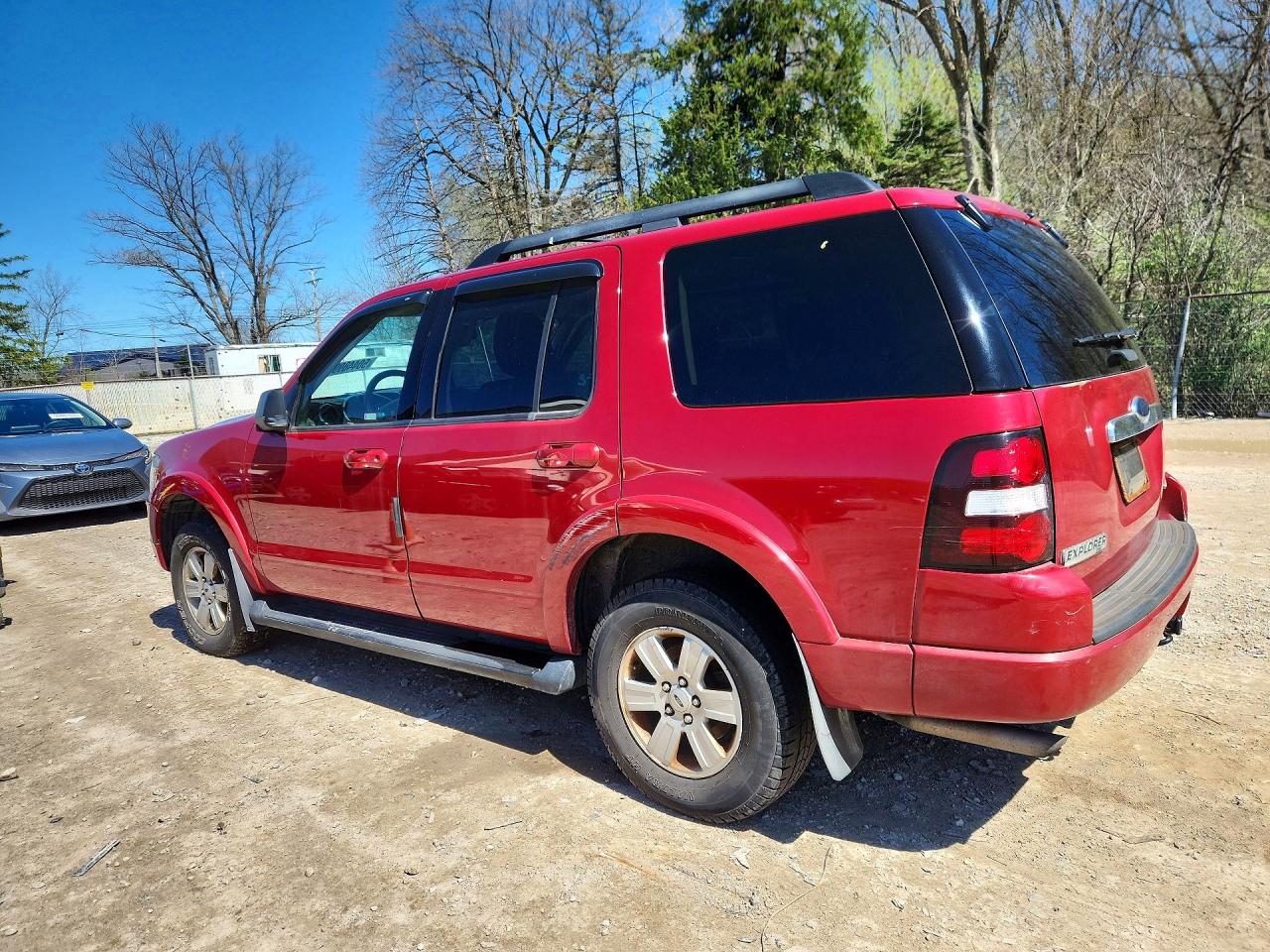 2010 Ford Explorer VIN 1FMEU7DE3AUA06678 photo 2