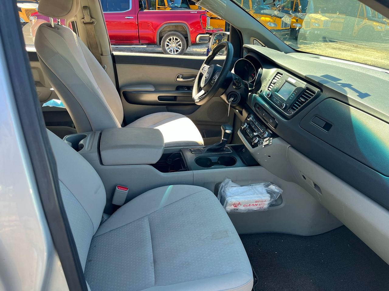 2018 Kia SEDONA VIN KNDMA5C12J6400723 photo 5