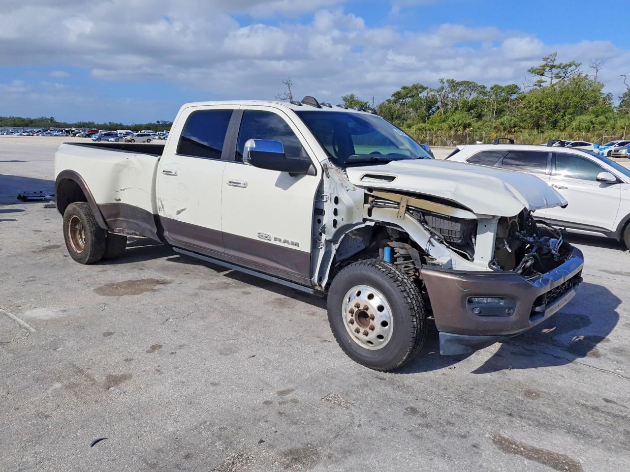 2019 Ram 3500 VIN 3C63RRKL6KG526069 photo 4