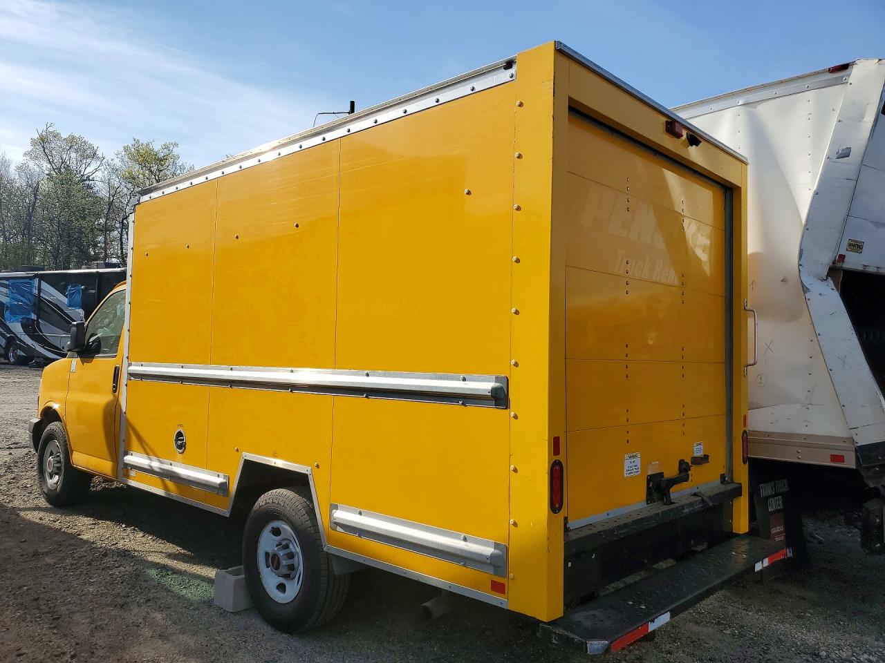 2022 GMC Savana VIN 1GD07RFP5N1161235 photo 2
