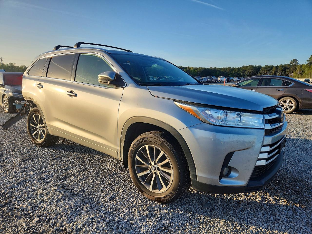 2017 Toyota Highlander VIN 5TDJZRFHXHS409658 photo 4
