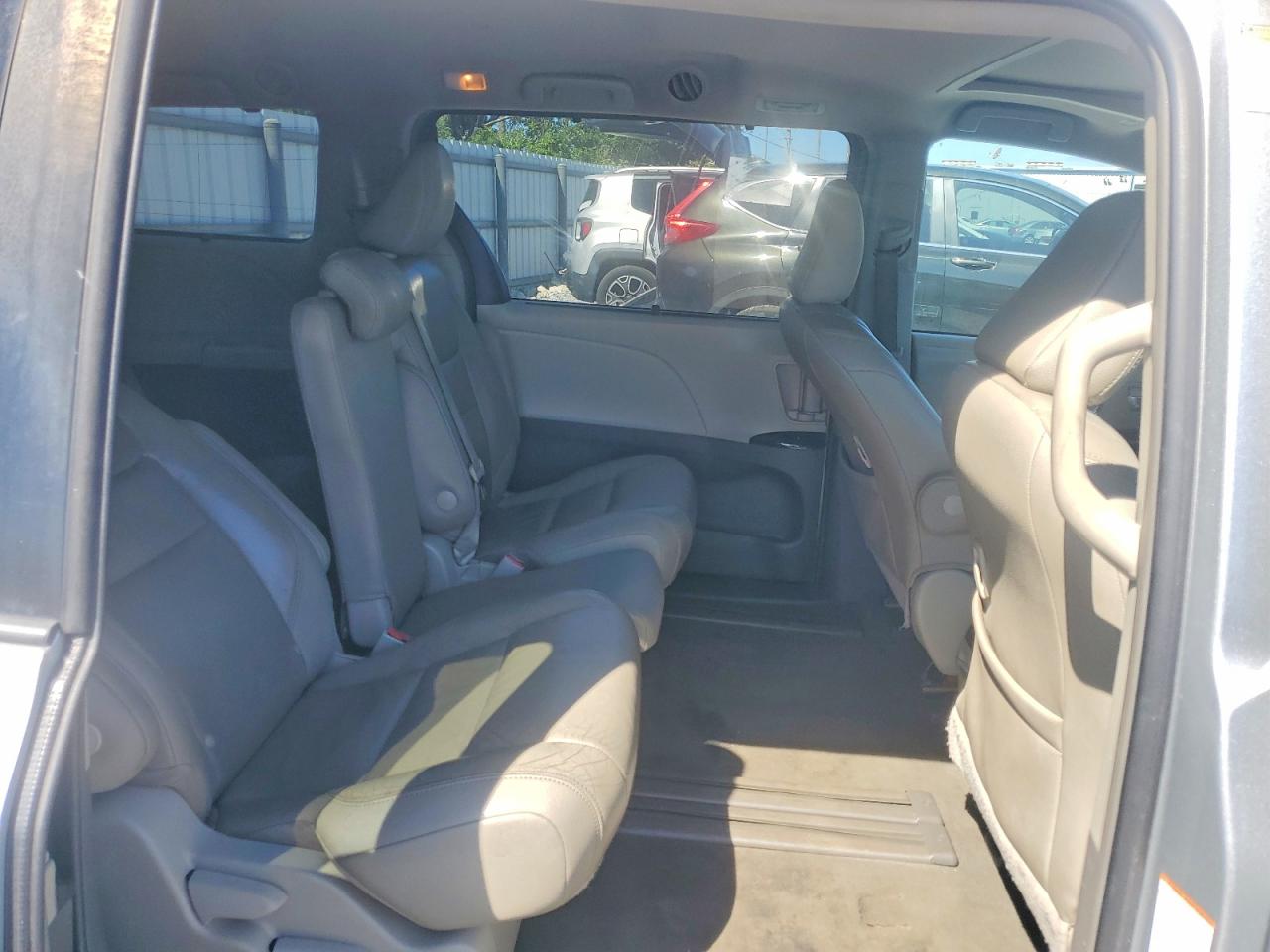 2019 Toyota Sienna VIN 5TDYZ3DC4KS993128 photo 11