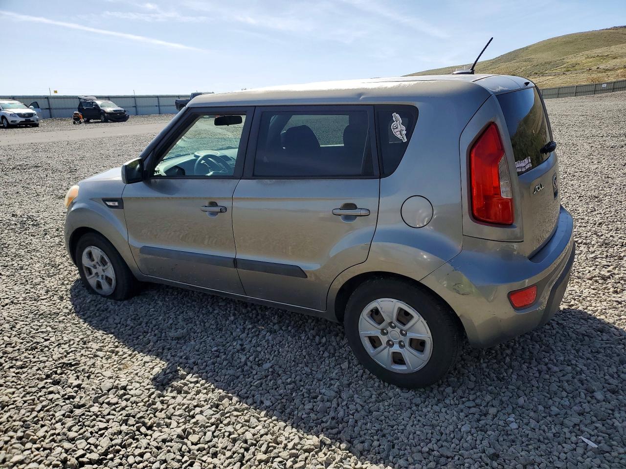 2013 KIA Soul base VIN KNDJT2A56D7529032 photo 2