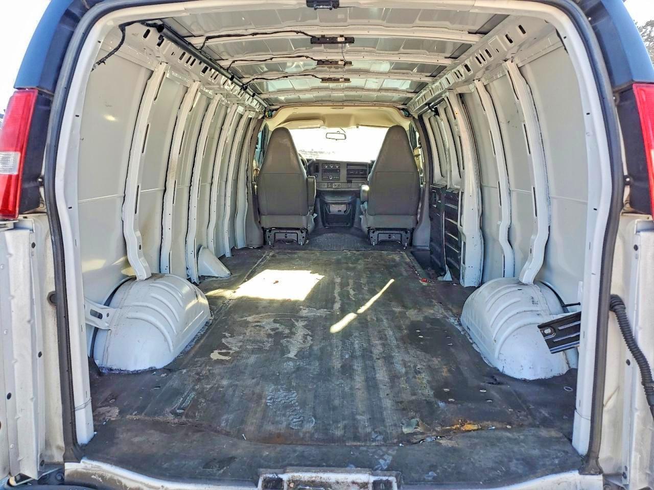 2022 CHEV Express VIN 1GCWGBFP5N1186805 photo 10