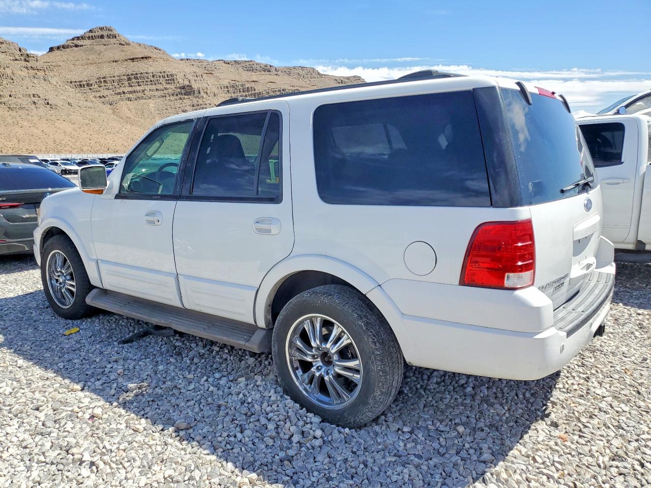 2004 Ford Expedition VIN 1FMFU17L14LA82163 photo 2
