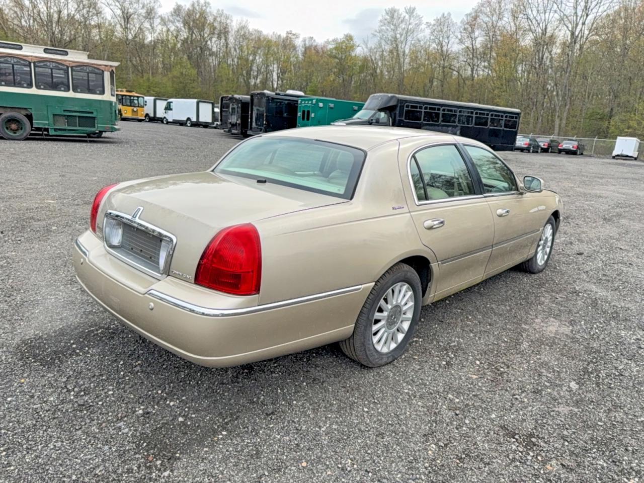 2005 Lincoln Towncar VIN 1LNHM81W35Y668923 photo 4