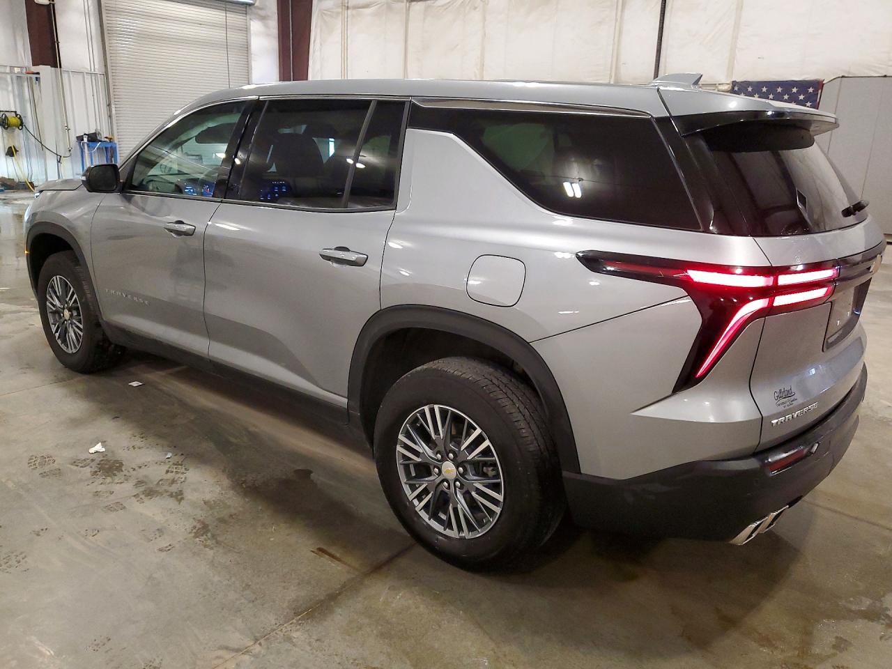 2024 Chevrolet Traverse VIN 1GNEREKS3RJ146592 photo 2