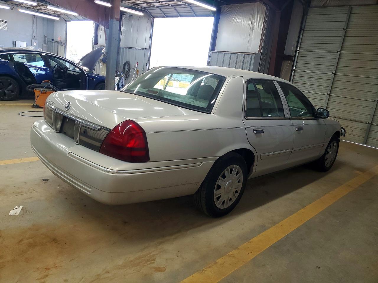 2008 Mercury Grmarquis VIN 2MEFM74VX8X634845 photo 3
