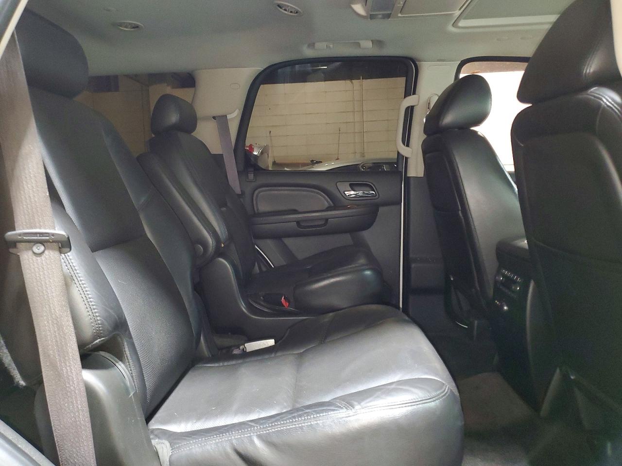 2010 Cadillac Escalade VIN 1GYUKBEF1AR244378 photo 11