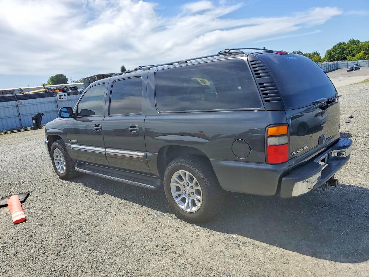 2005 GMC Yukon VIN 3GKFK16Z35G165600 photo 2