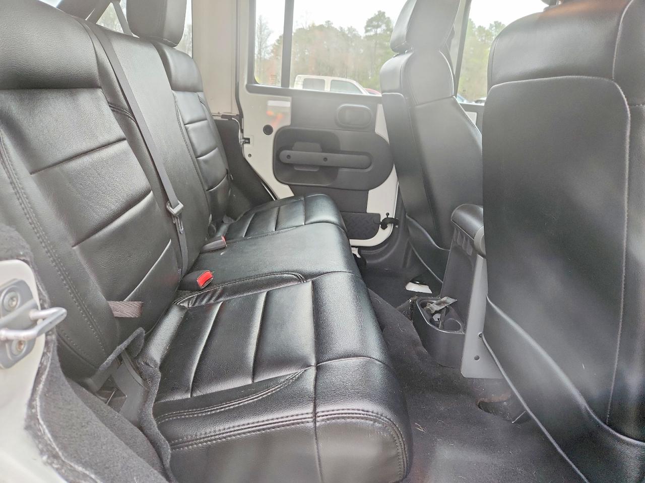 2008 Jeep Wrangler / VIN 1J4GA69198L640870 photo 11