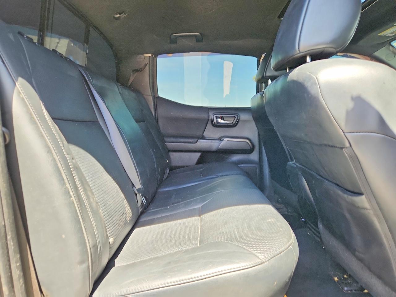 2018 Toyota Tacoma VIN 3TMCZ5AN2JM184642 photo 10