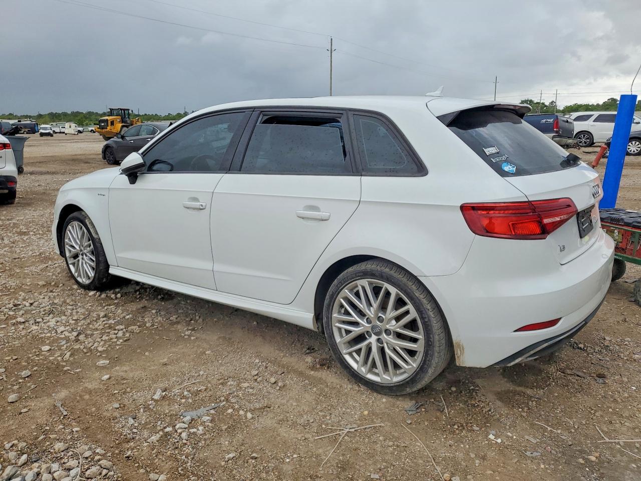 2018 Audi A3 VIN WAUUPBFF2JA154853 photo 2