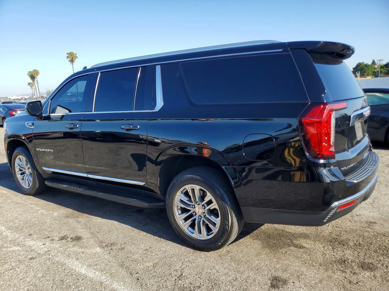 2021 GMC Yukon VIN 1GKS1GKD1MR268821 photo 2