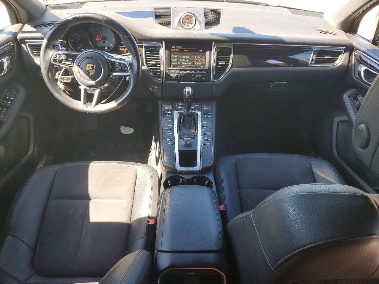 2016 Porsche Macan VIN WP1AB2A58GLB47470 photo 8