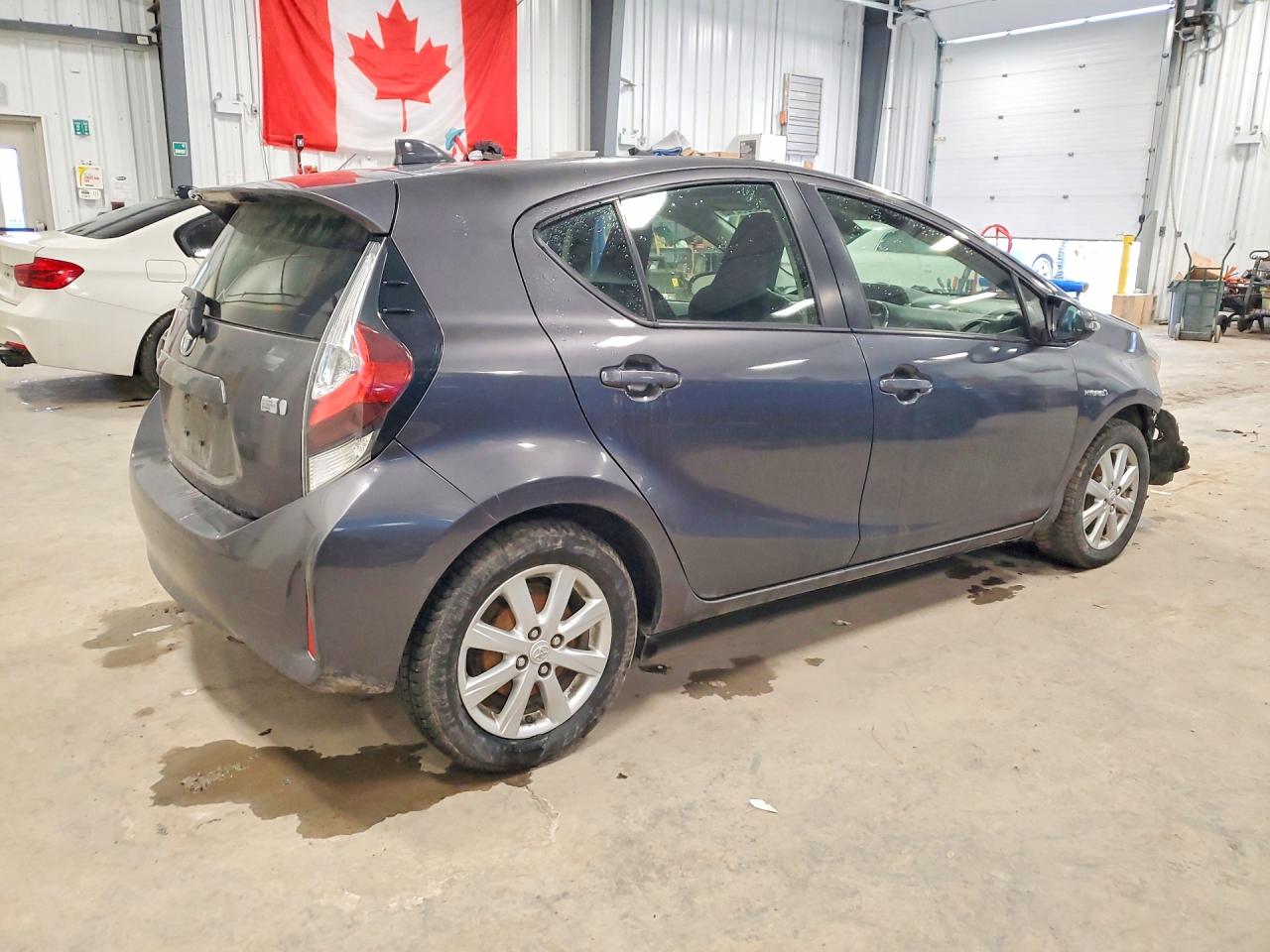 2018 Toyota Prius c on VIN JTDKDTB33J1617880 photo 3