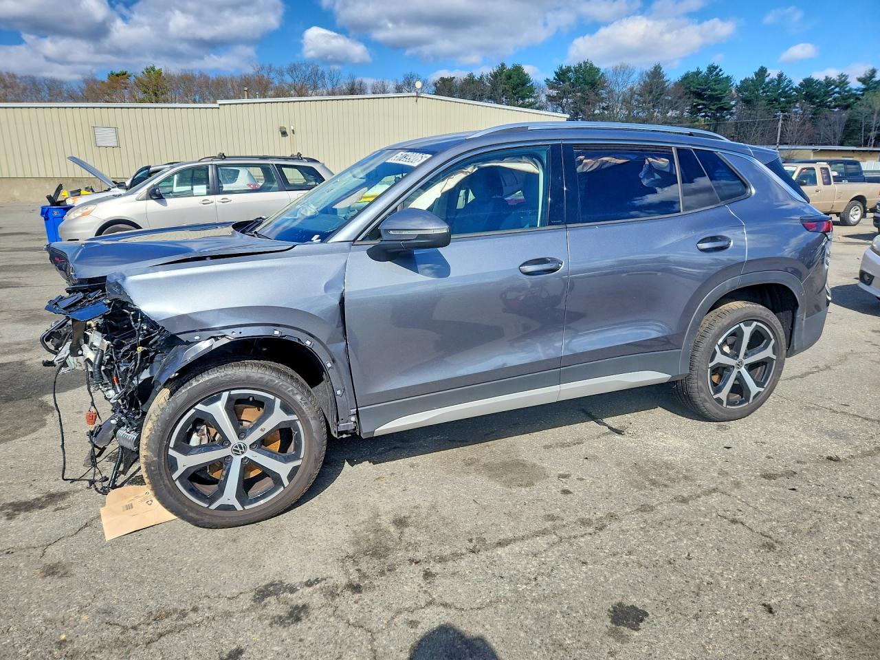 2026 Volkswagen Tiguan VIN 3VVER7RM8TM004181 photo 1