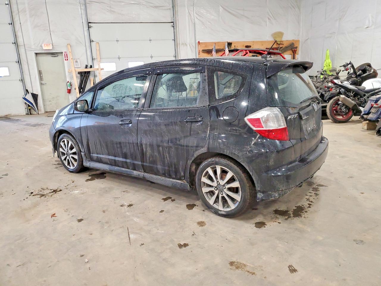 2013 Honda Fit VIN JHMGE8H51DC069846 photo 2