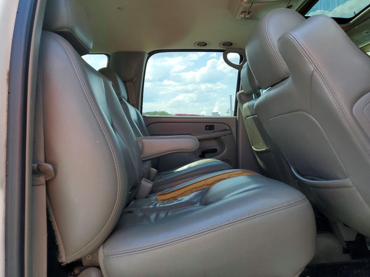 2004 Chevrolet Suburban VIN 1GNEC16Z74J320724 photo 10