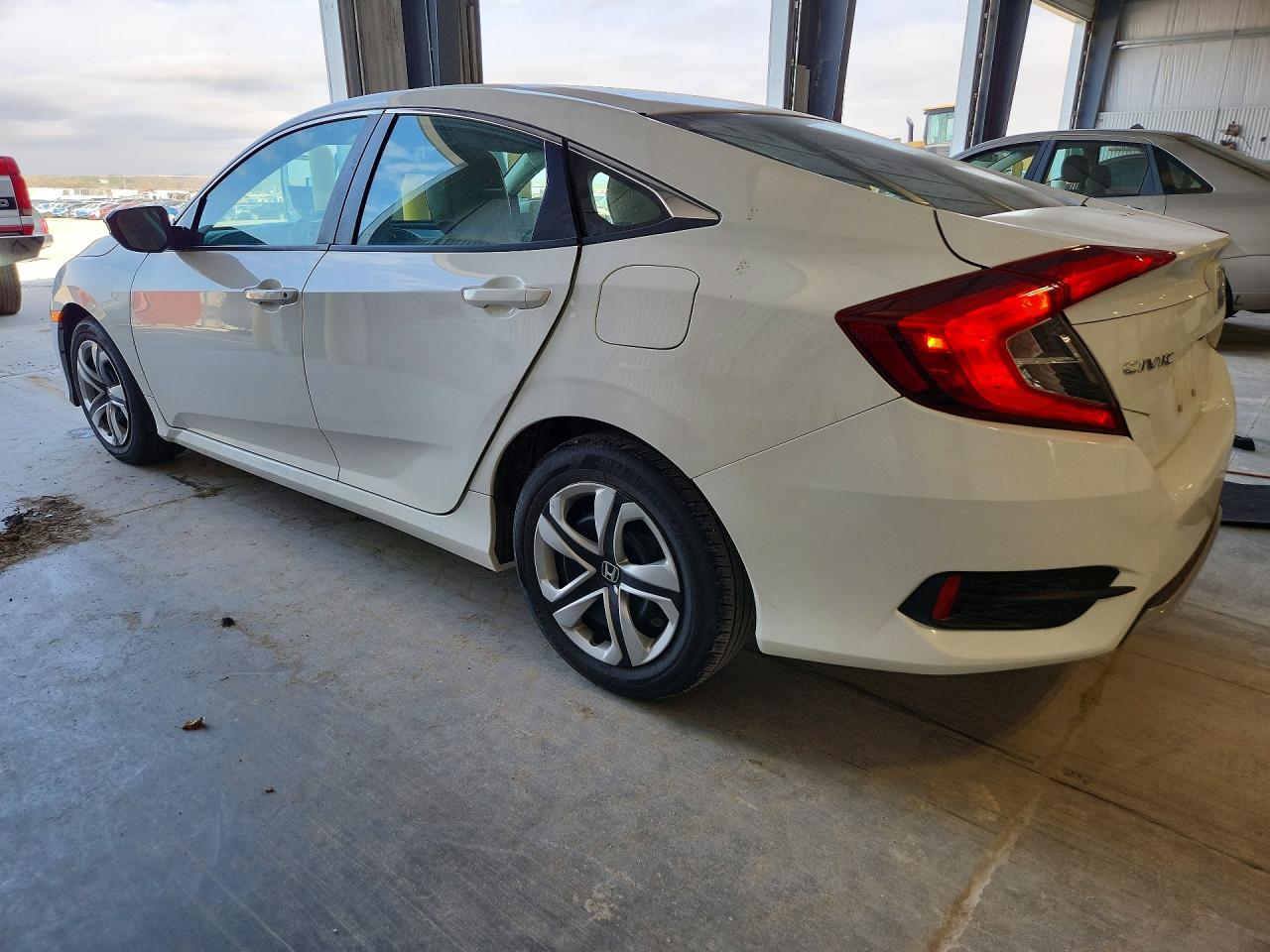 2018 Honda Civic VIN 2HGFC2F57JH586694 photo 2