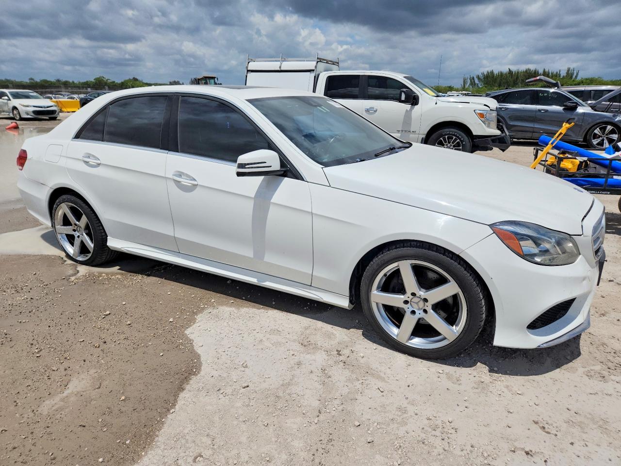 2015 Mercedes-Benz E-class VIN WDDHF5KB7FB120748 photo 4