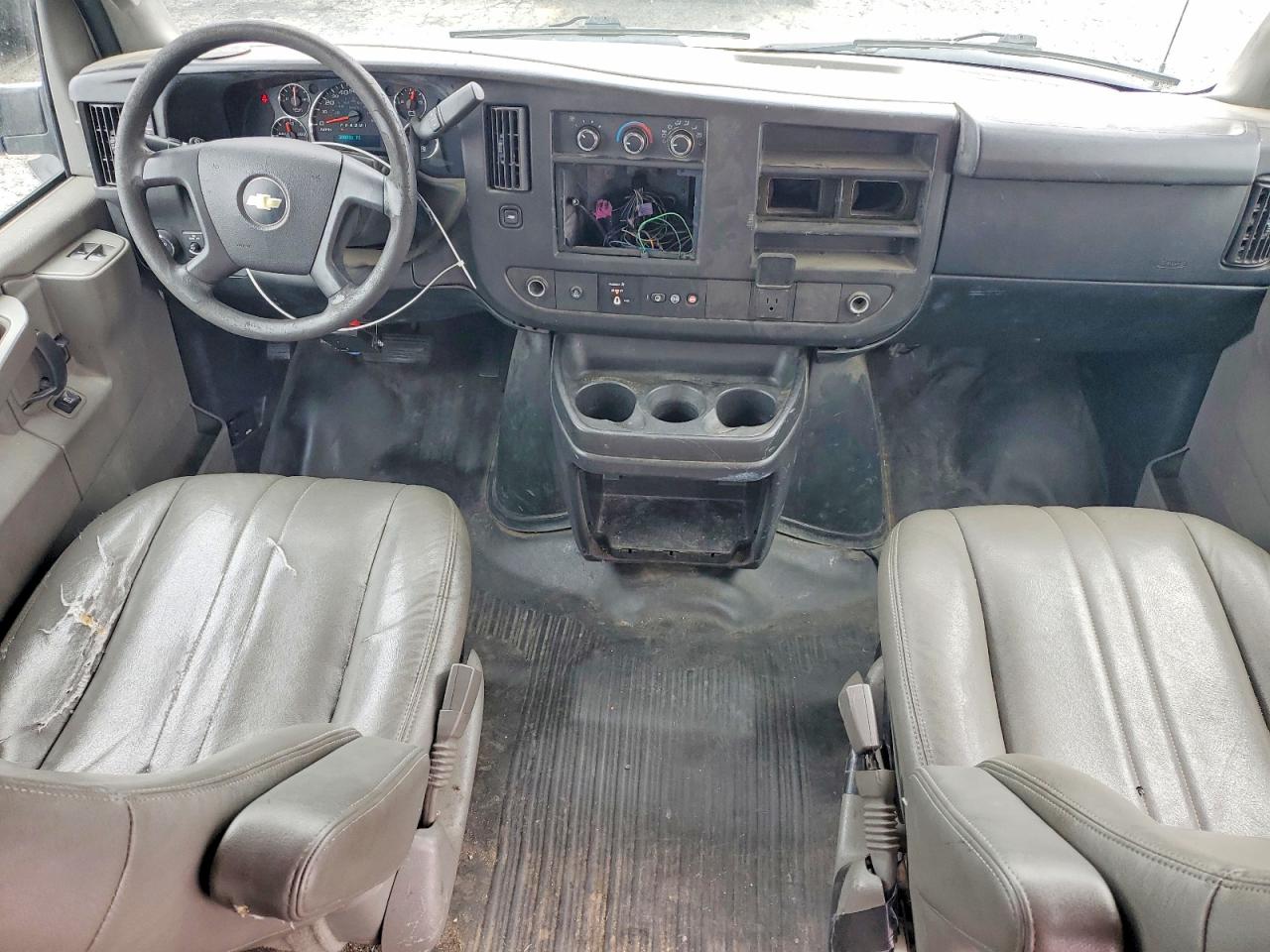 2018 CHEV Express VIN 1GCWGBFP6J1253924 photo 8